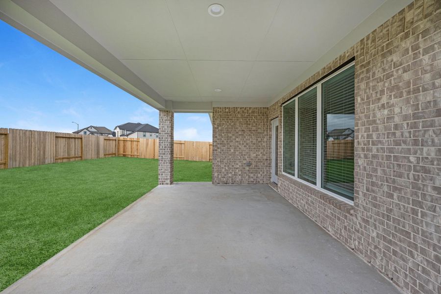 Exterior details and patio area of a home in Beacon Hill, Waller (Image 4).