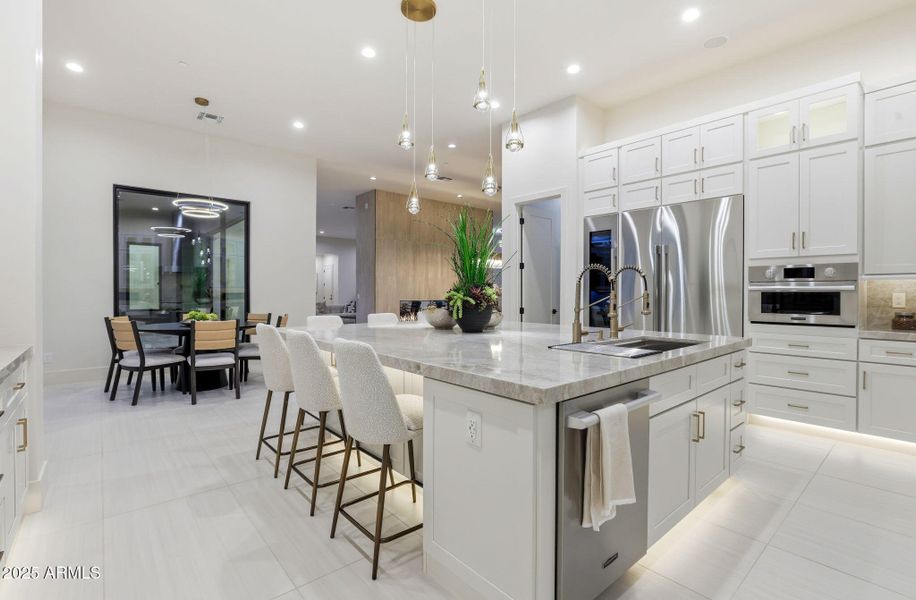 Kitchen/Breakfast Table