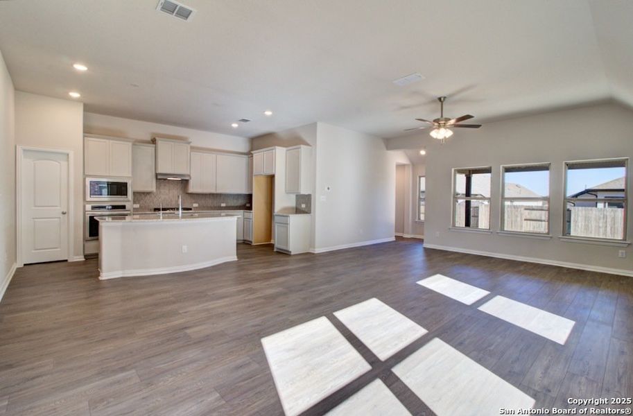 Spacious, unfurnished interior of a new home in Meyer Ranch – Premier, New Braunfels (Image 13). Spacious, unfurnished interior of a new home in Meyer Ranch – Premier, New Braunfels (Image 13).