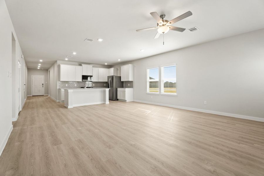 Spacious, unfurnished interior of a new home in Pearlbrook, Texas City (Image 25).