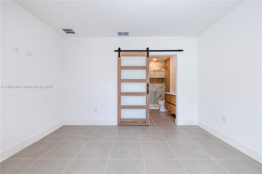 Spacious, unfurnished interior of a new home in , Palm Bay (Image 14).