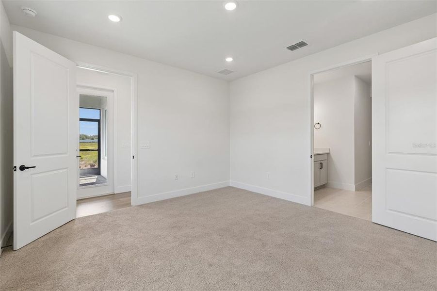 Spacious, unfurnished interior of a new home in Gracewater at Sarasota, Sarasota (Image 15).