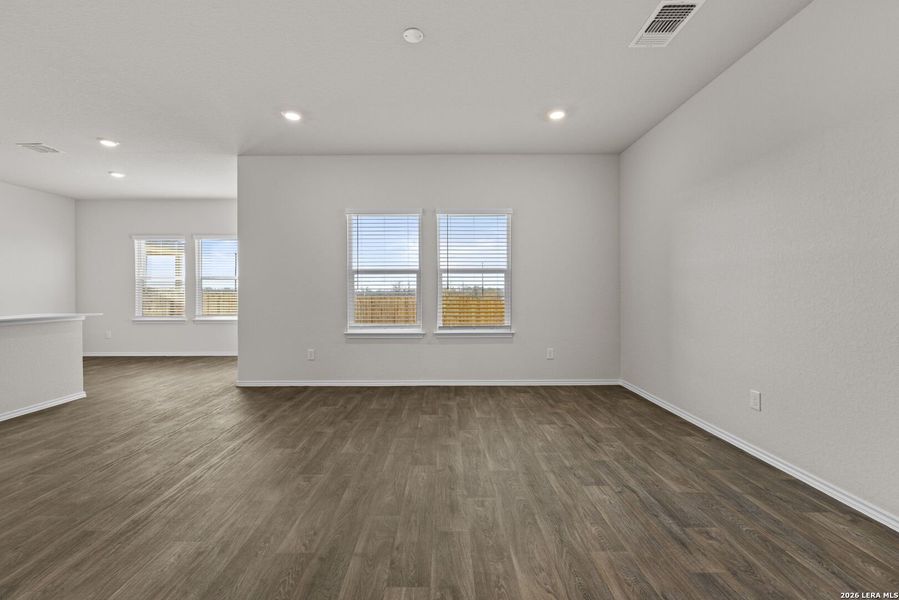 Spacious, unfurnished interior of a new home in Stonehill, San Antonio (Image 16).
