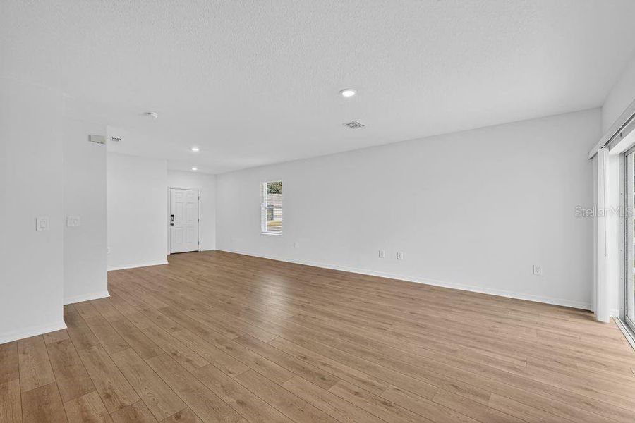 Spacious, unfurnished interior of a new home in Palm Wind, Hudson (Image 33).