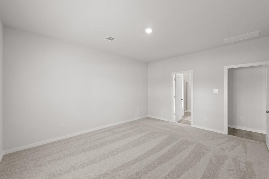 Spacious, unfurnished interior of a new home in Lakes at Crockett Martin, Conroe (Image 26).