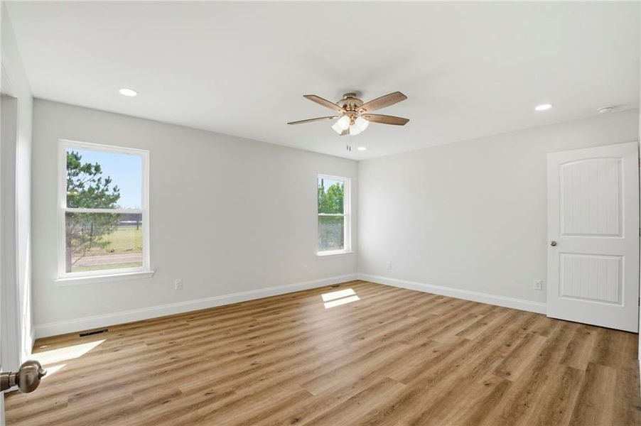 Spacious, unfurnished interior of a new home in , Eton (Image 35).