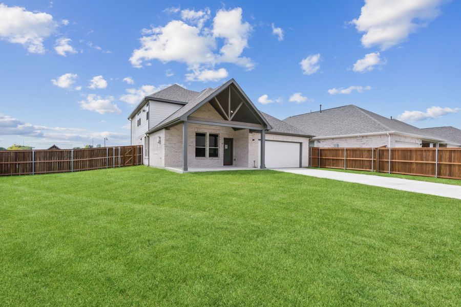Exterior details and patio area of a home in Dove Hollow, Waxahachie (Image 3).