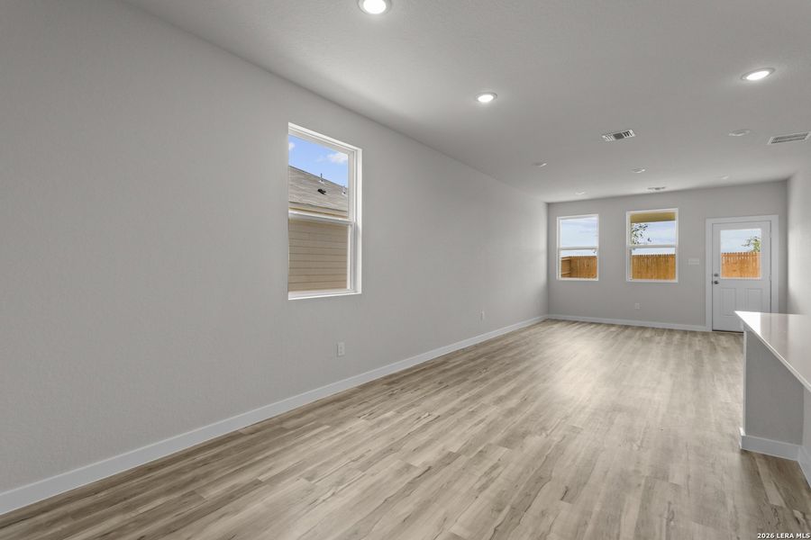 Spacious, unfurnished interior of a new home in Mesa Vista, San Antonio (Image 13).