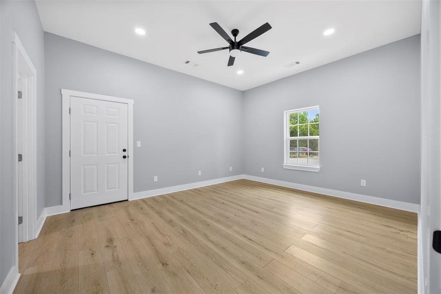 Spacious, unfurnished interior of a new home in , Ennis (Image 13).