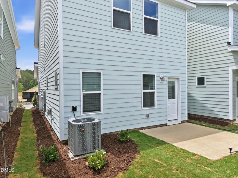 028_MC6-0270 Exterior - Rear_2 - Medium 028_MC6-0270 Exterior - Rear_2 - Medium