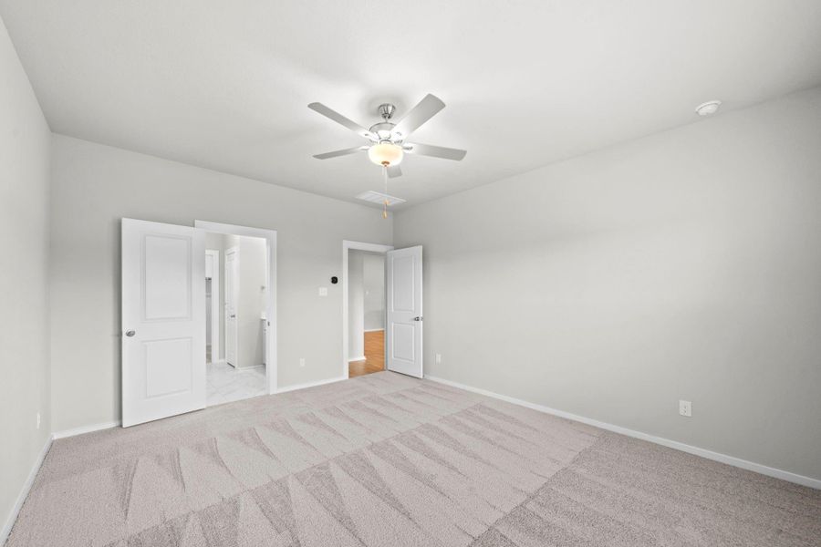 Spacious, unfurnished interior of a new home in Laurel Landing, Alvin (Image 24).