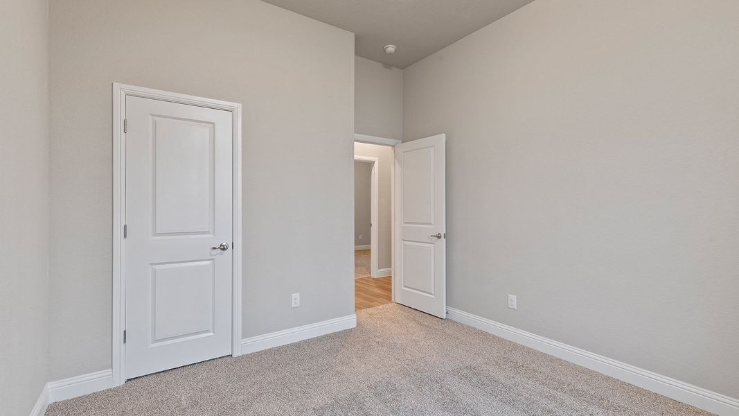 Spacious, unfurnished interior of a new home in Lakeview Pointe, Grand Prairie (Image 23).