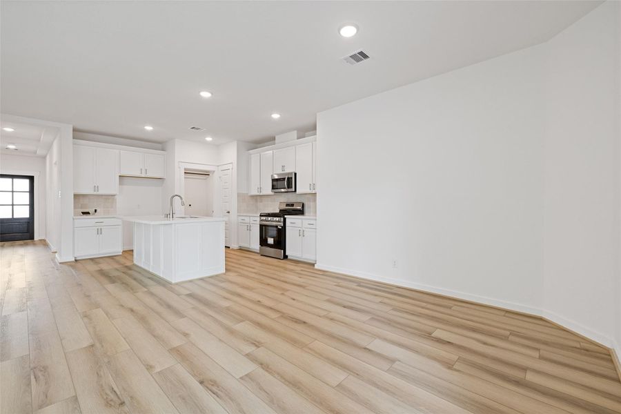Spacious, unfurnished interior of a new home in Sunterra, Katy (Image 32). Spacious, unfurnished interior of a new home in Sunterra, Katy (Image 32).