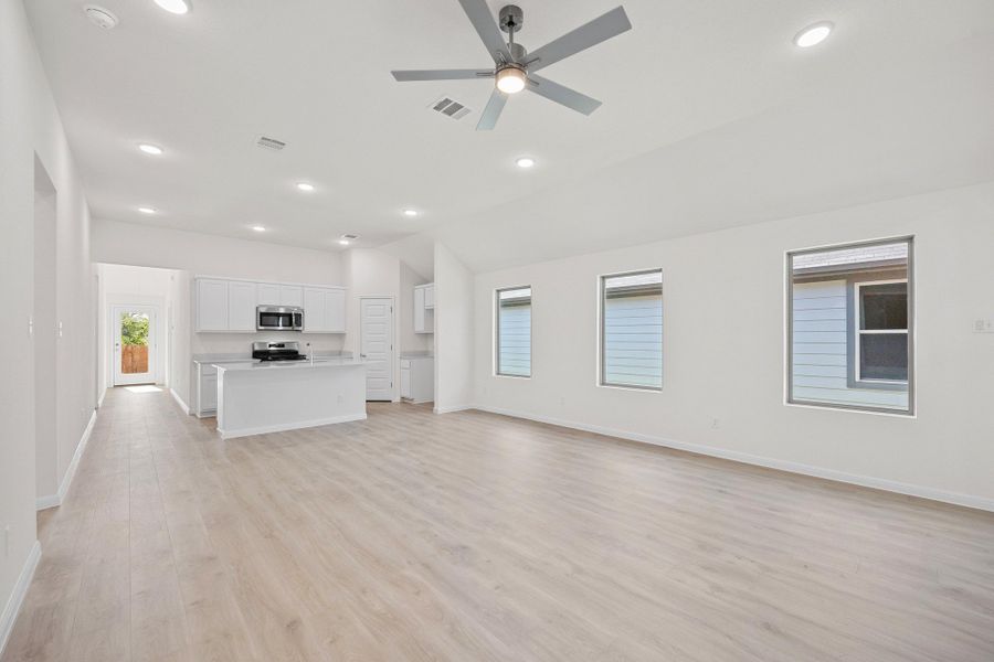 Spacious, unfurnished interior of a new home in Trinity Ranch, Elgin (Image 14).