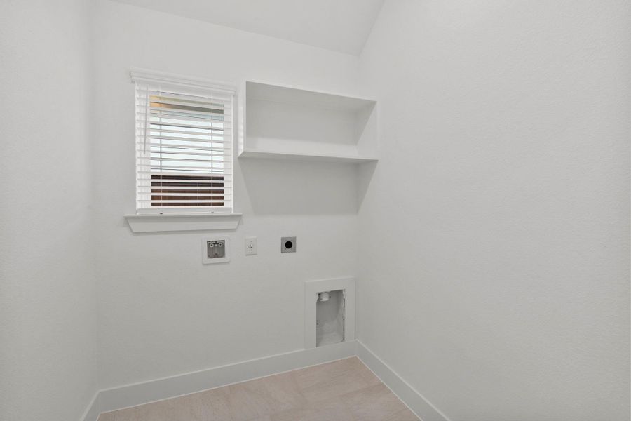 Spacious, unfurnished interior of a new home in Meridiana, Iowa Colony (Image 22).