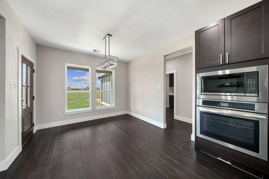 Spacious, unfurnished interior of a new home in , Angleton (Image 16).