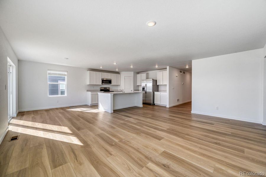 Spacious, unfurnished interior of a new home in Percheron, Colorado Springs (Image 8).