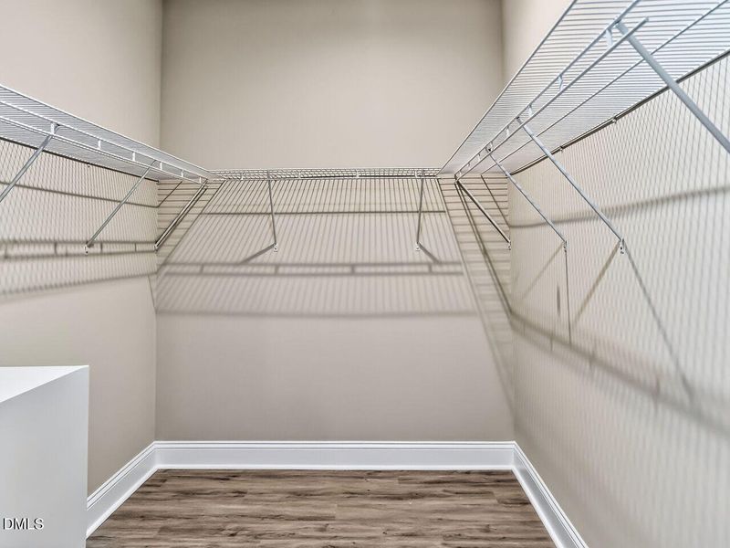 017-1280x960-closet