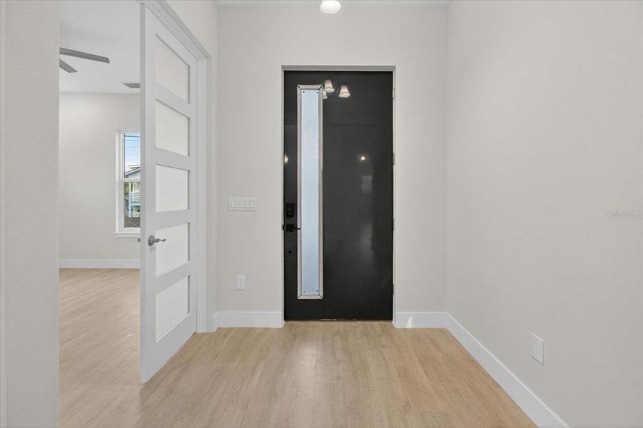 Spacious, unfurnished interior of a new home in , Tarpon Springs (Image 25).