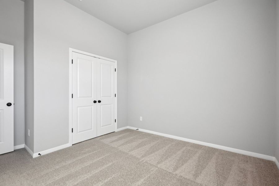 Spacious, unfurnished interior of a new home in Porter Country, Buda (Image 23).