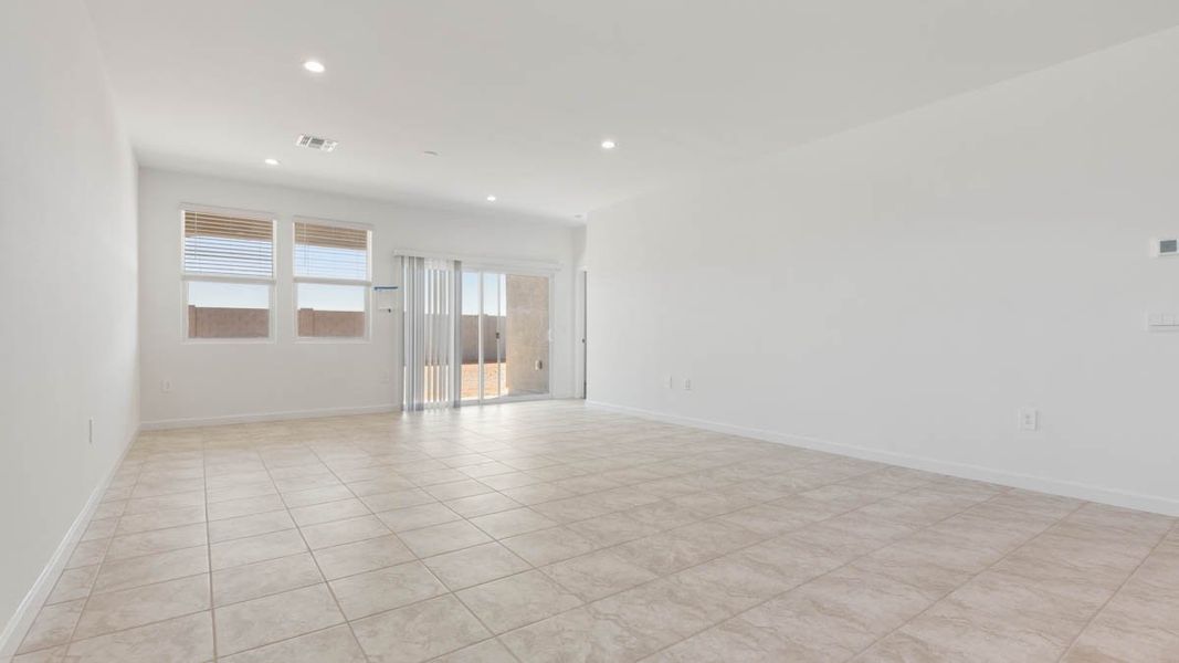 Spacious, unfurnished interior of a new home in Sorrento, Maricopa (Image 11).