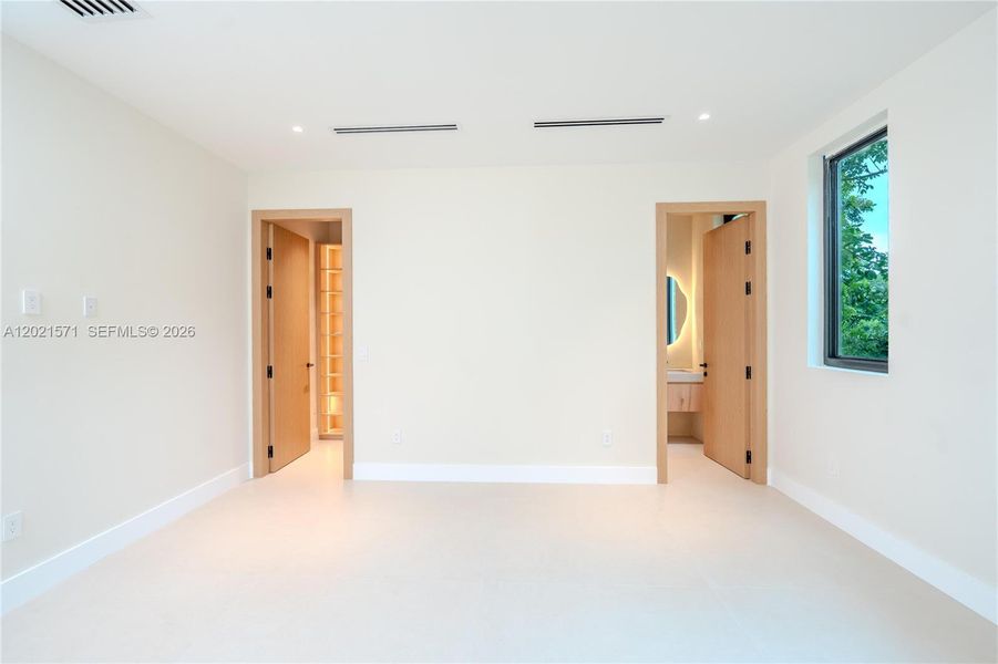 Spacious, unfurnished interior of a new home in , Fort Lauderdale (Image 17).