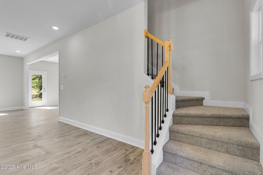 Spacious, unfurnished interior of a new home in Fairfield Harbour, New Bern (Image 12).
