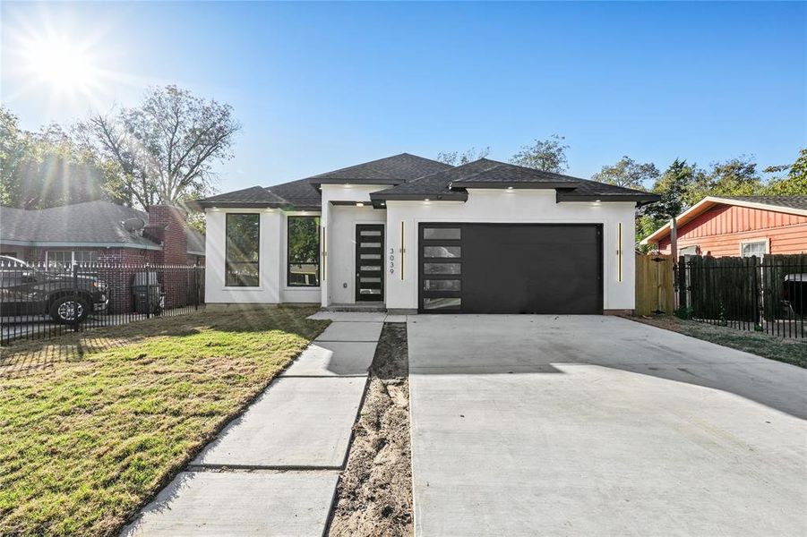 View of front facade with a garage and a front yard