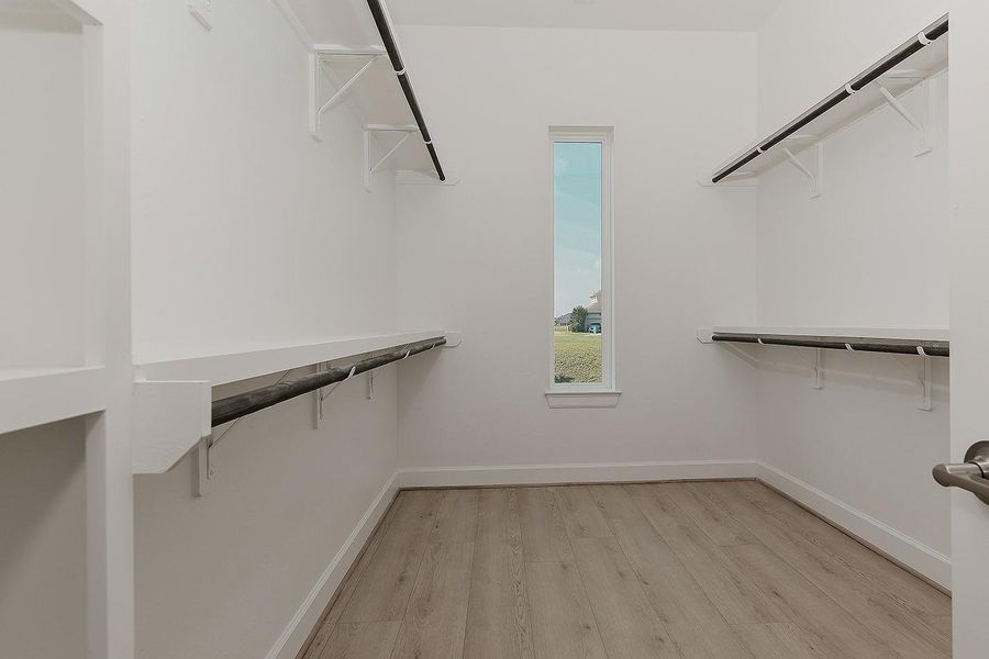 Spacious, unfurnished interior of a new home in Lake Breeze, Willis (Image 33).
