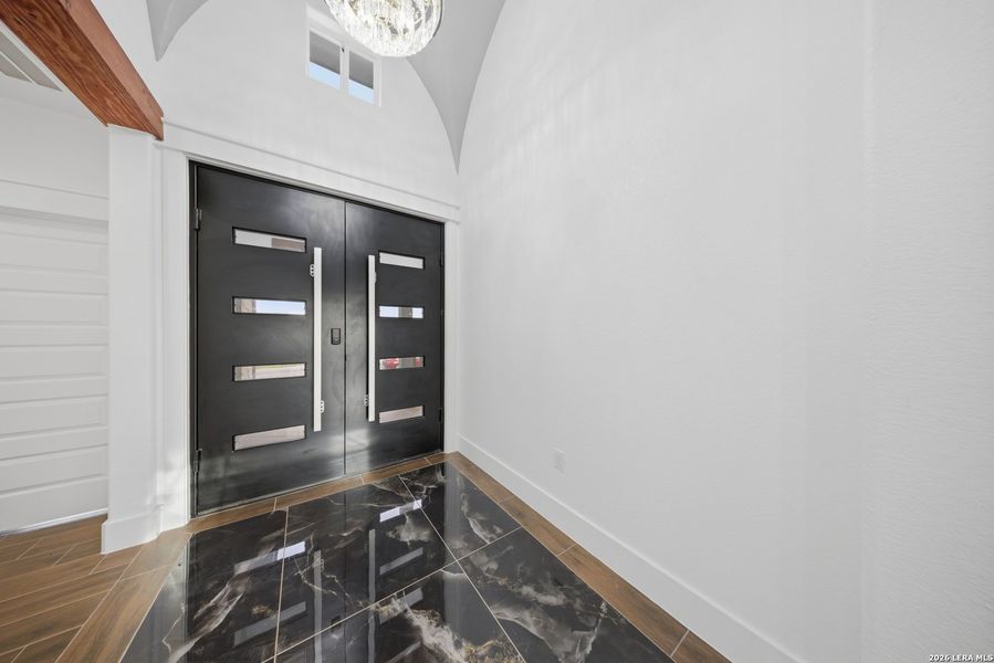 Spacious, unfurnished interior of a new home in , Floresville (Image 20).