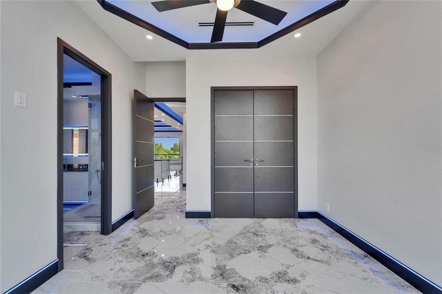 Spacious, unfurnished interior of a new home in , Apollo Beach (Image 94).