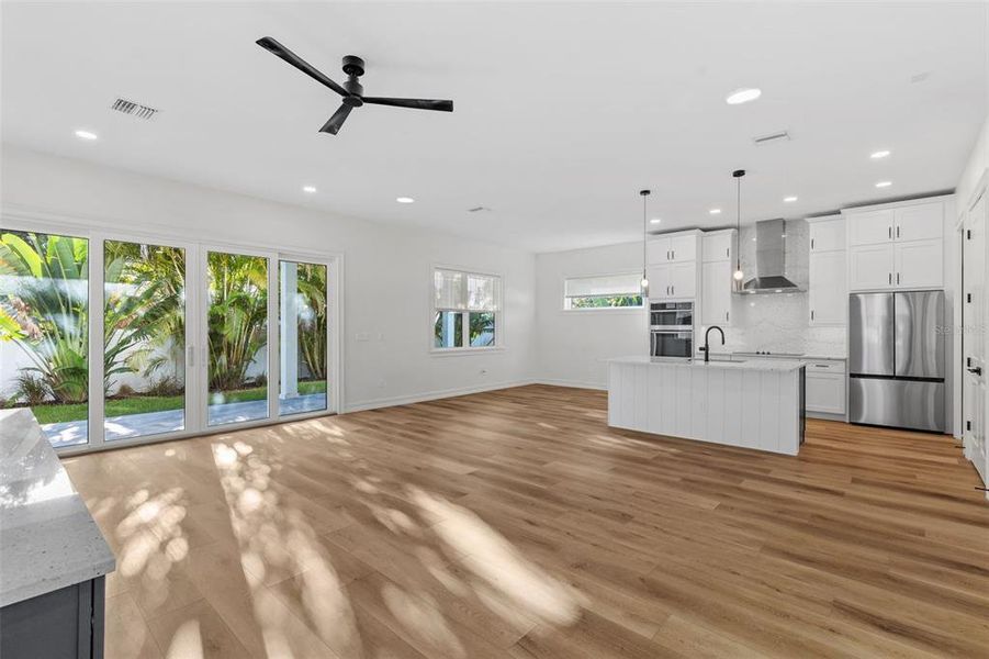 Spacious, unfurnished interior of a new home in , St. Petersburg (Image 37).