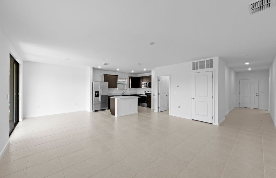 Spacious, unfurnished interior of a new home in Caloosa Cove, Labelle (Image 13).