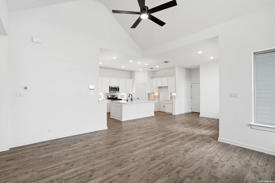 Spacious, unfurnished interior of a new home in The Crossvine, Schertz (Image 18).