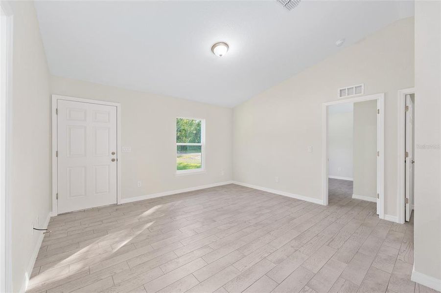 Spacious, unfurnished interior of a new home in , Ocala (Image 25).