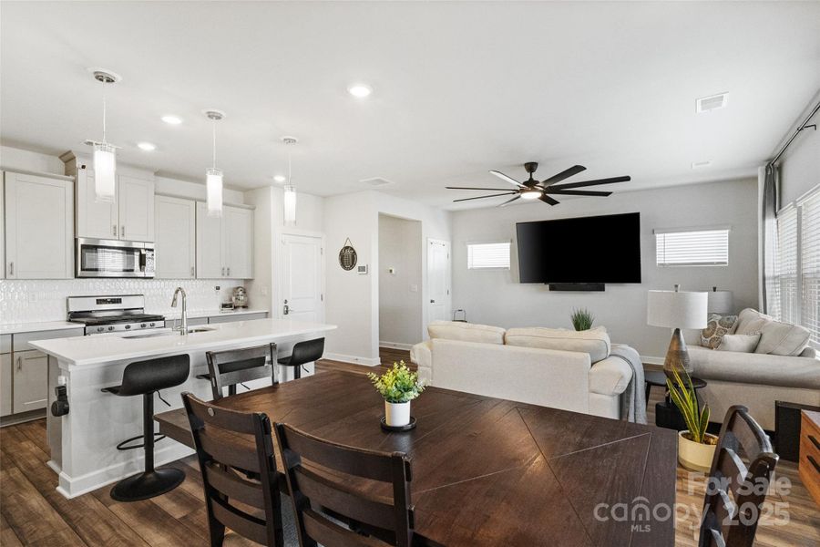 Dining Area Dining Area