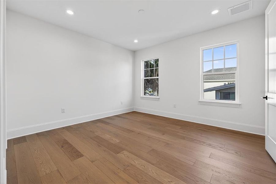 Spacious, unfurnished interior of a new home in , St. Petersburg (Image 22).