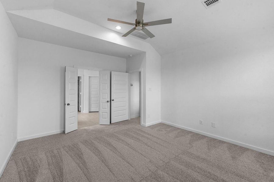 Spacious, unfurnished interior of a new home in Grand Mason Crossing, Katy (Image 15).
