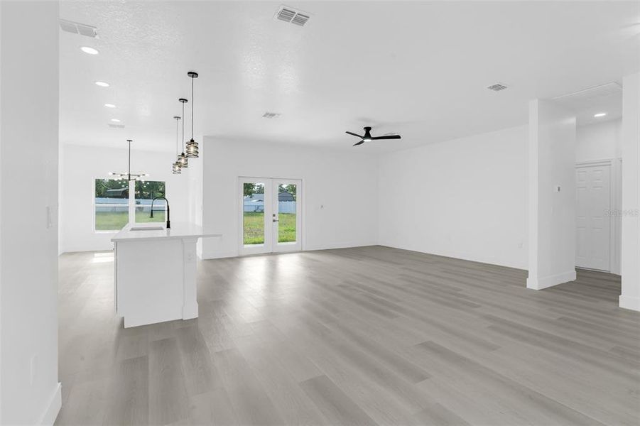 Spacious, unfurnished interior of a new home in , Weeki Wachee (Image 18).