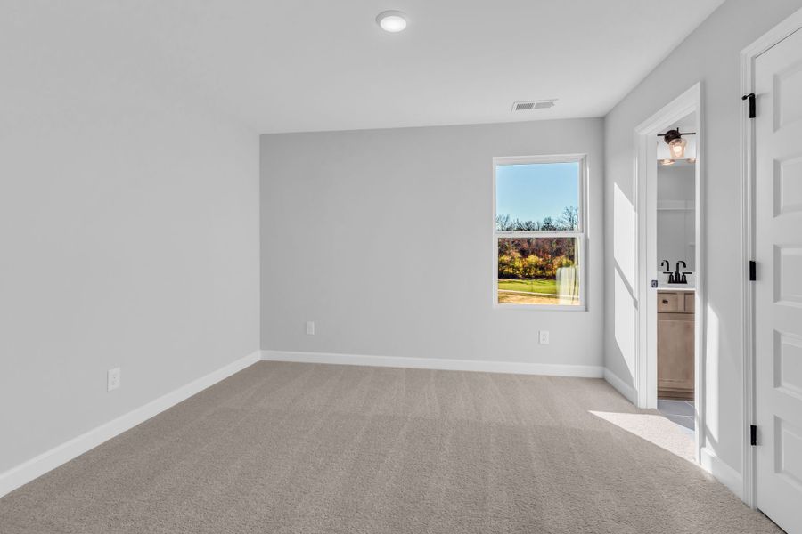 Spacious, unfurnished interior of a new home in Oxford Station, Gallatin (Image 26).