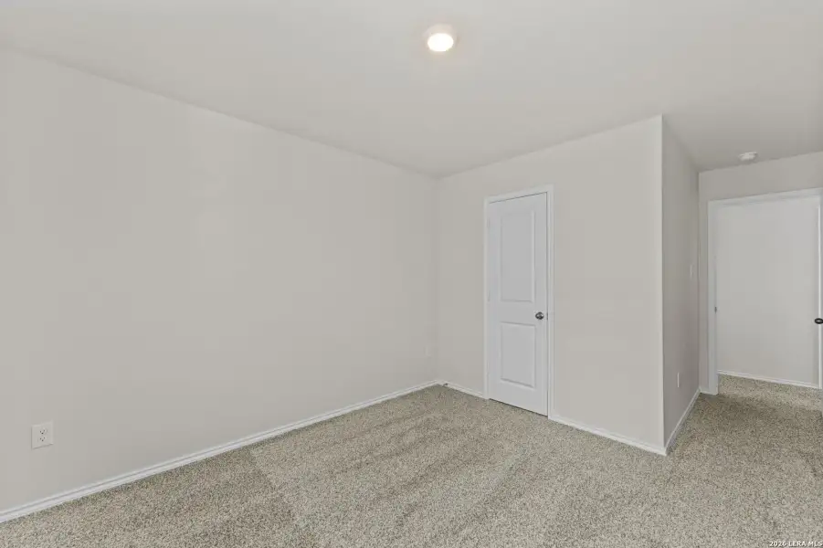 Spacious, unfurnished interior of a new home in Laurel Vistas, San Antonio (Image 18).