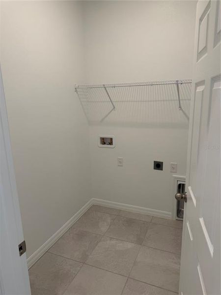 Spacious, unfurnished interior of a new home in Hodges Reserve, Howey-in-the-Hills (Image 6).