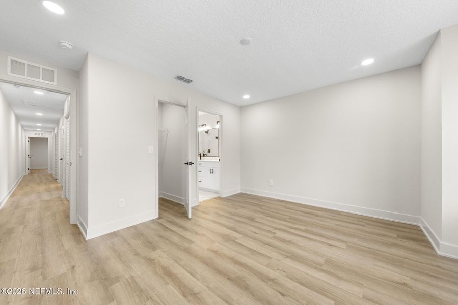 Spacious, unfurnished interior of a new home in , Jacksonville (Image 18).
