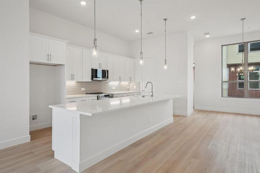 Furnished interior view inside a new home in , Farmers Branch (Image 18).