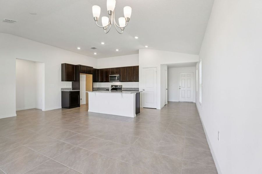 Spacious, unfurnished interior of a new home in Robins Run, Lake Wales (Image 5).