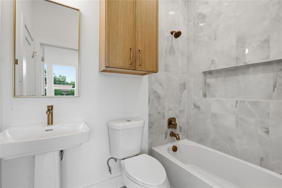 Furnished interior view inside a new home in , Dallas (Image 8).