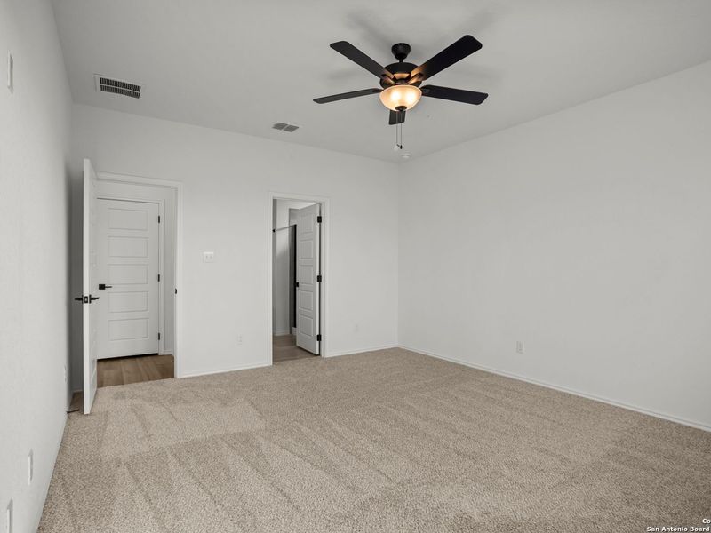Spacious, unfurnished interior of a new home in Comanche Ridge, San Antonio (Image 23).