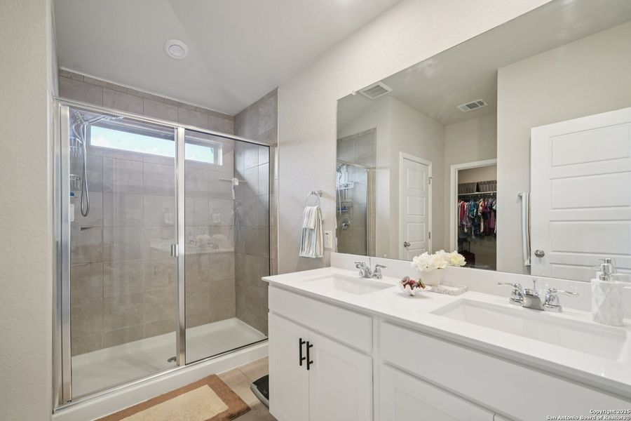 Furnished interior view inside a new home in Meyers Landing, New Braunfels (Image 14).