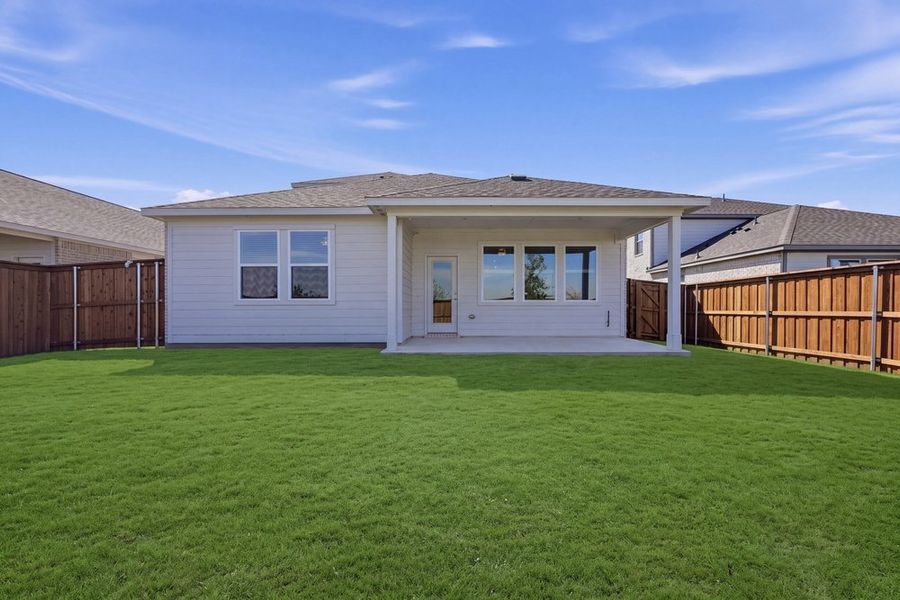 Exterior details and patio area of a home in Madero 50s, Fort Worth (Image 4).