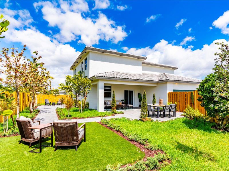 Exterior details and patio area of a home in Wildwood Groves, Miami (Image 3).